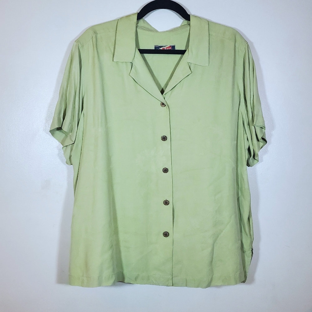 La Cabaña Women's Green Subtle Floral Hawaiian Button Up Shirt